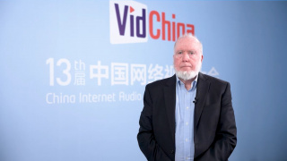 所以它恰好既有探索试错的容纳空间，又具有较为扎实的电影观众购买力基础。